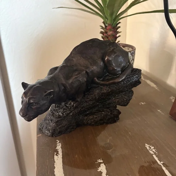 Striking Large Prowling Panther/Cougar Sculpture on a Naturalistic Log Base - Picture 3 of 13